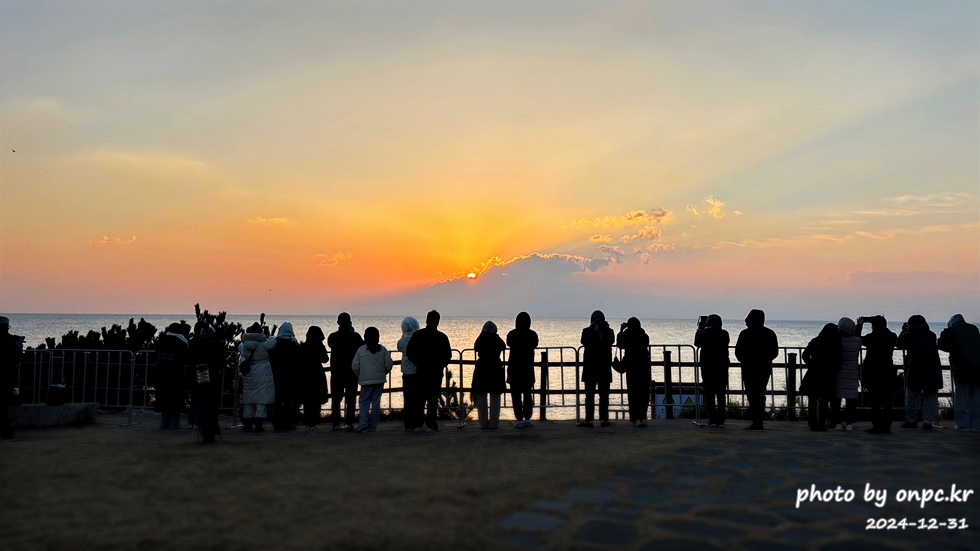 2025 간절곶 일출, 조금은 특별했던 새해 아침 - 새해 첫날, 간절곶! 🌅한반도의 빛을 가장 먼저 맞이하는 곳! 새해 첫날 일출을 보면서 새해 다짐과 소원을 빌기도 합니다.새해 일출 명소에서 소중한 사람들과 함께 잊지 못할 추억을 만들기 위해 간절곶을 찾았습니다.하지만예상치 못한 제주항공 여객기 사고로 인해 국가 애도 기간이 선포되고 화려한 해맞이 행사는 취소되었죠.고인들의 명복을 빌며, 조용히 새해를 맞이하고자 했습니다. 2025새해일출 간절곶 해맞이 방문후기