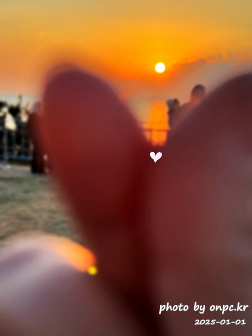2025 간절곶 일출, 조금은 특별했던 새해 아침 - 새해 첫날, 간절곶! 🌅한반도의 빛을 가장 먼저 맞이하는 곳! 새해 첫날 일출을 보면서 새해 다짐과 소원을 빌기도 합니다.새해 일출 명소에서 소중한 사람들과 함께 잊지 못할 추억을 만들기 위해 간절곶을 찾았습니다.하지만예상치 못한 제주항공 여객기 사고로 인해 국가 애도 기간이 선포되고 화려한 해맞이 행사는 취소되었죠.고인들의 명복을 빌며, 조용히 새해를 맞이하고자 했습니다. 2025새해일출 간절곶 해맞이 방문후기