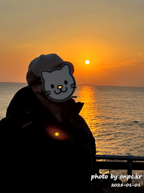 2025 간절곶 일출, 조금은 특별했던 새해 아침 - 새해 첫날, 간절곶! 🌅한반도의 빛을 가장 먼저 맞이하는 곳! 새해 첫날 일출을 보면서 새해 다짐과 소원을 빌기도 합니다.새해 일출 명소에서 소중한 사람들과 함께 잊지 못할 추억을 만들기 위해 간절곶을 찾았습니다.하지만예상치 못한 제주항공 여객기 사고로 인해 국가 애도 기간이 선포되고 화려한 해맞이 행사는 취소되었죠.고인들의 명복을 빌며, 조용히 새해를 맞이하고자 했습니다. 2025새해일출 간절곶 해맞이 방문후기