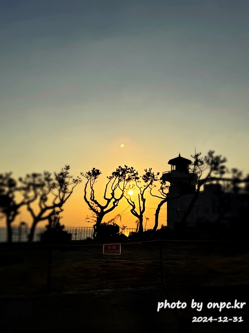 2025 간절곶 일출, 조금은 특별했던 새해 아침 - 새해 첫날, 간절곶! 🌅한반도의 빛을 가장 먼저 맞이하는 곳! 새해 첫날 일출을 보면서 새해 다짐과 소원을 빌기도 합니다.새해 일출 명소에서 소중한 사람들과 함께 잊지 못할 추억을 만들기 위해 간절곶을 찾았습니다.하지만예상치 못한 제주항공 여객기 사고로 인해 국가 애도 기간이 선포되고 화려한 해맞이 행사는 취소되었죠.고인들의 명복을 빌며, 조용히 새해를 맞이하고자 했습니다. 2025새해일출 간절곶 해맞이 방문후기