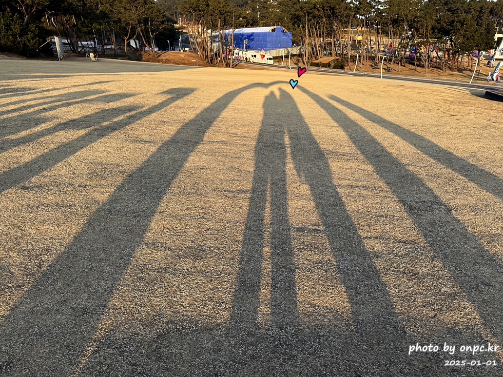 2025 간절곶 일출, 조금은 특별했던 새해 아침 - 새해 첫날, 간절곶! 🌅한반도의 빛을 가장 먼저 맞이하는 곳! 새해 첫날 일출을 보면서 새해 다짐과 소원을 빌기도 합니다.새해 일출 명소에서 소중한 사람들과 함께 잊지 못할 추억을 만들기 위해 간절곶을 찾았습니다.하지만예상치 못한 제주항공 여객기 사고로 인해 국가 애도 기간이 선포되고 화려한 해맞이 행사는 취소되었죠.고인들의 명복을 빌며, 조용히 새해를 맞이하고자 했습니다. 2025새해일출 간절곶 해맞이 방문후기