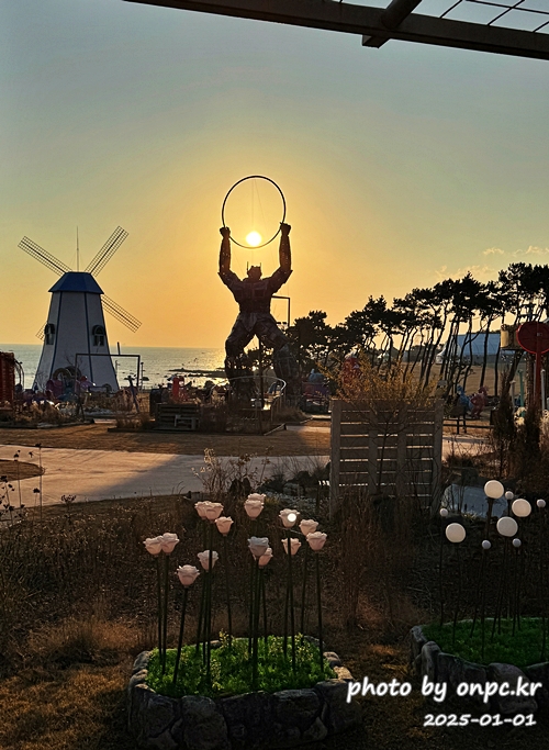 2025 간절곶 일출, 조금은 특별했던 새해 아침 - 새해 첫날, 간절곶! 🌅한반도의 빛을 가장 먼저 맞이하는 곳! 새해 첫날 일출을 보면서 새해 다짐과 소원을 빌기도 합니다.새해 일출 명소에서 소중한 사람들과 함께 잊지 못할 추억을 만들기 위해 간절곶을 찾았습니다.하지만예상치 못한 제주항공 여객기 사고로 인해 국가 애도 기간이 선포되고 화려한 해맞이 행사는 취소되었죠.고인들의 명복을 빌며, 조용히 새해를 맞이하고자 했습니다. 2025새해일출 간절곶 해맞이 방문후기