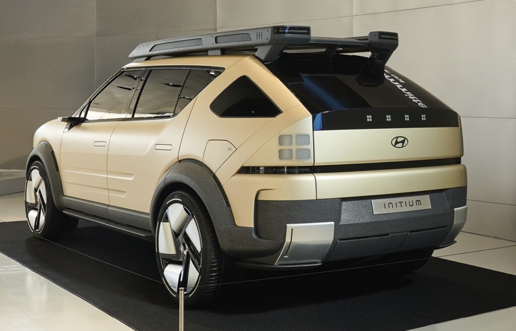 넥쏘 2세대 '이니시움', 고속도로 위장막 테스트카로 포착! - 어느 화창한 날, 고속도로 휴게소 수소 충전소에서 충전을 위해 정차해 있는 테스트카! 예상치 못한 광경을 목격했습니다. 🌞작년 말, 현대자동차에서 공개한 2세대 넥쏘 콘셉트카 '이니시움'의 실물을 마주한 듯한 설렘이 가득했습니다. 🚘 현대수소전기차 넥쏘후속 이니시움 콘셉트카