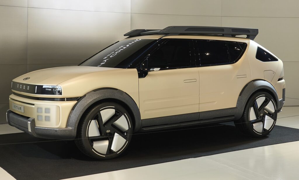 넥쏘 2세대 '이니시움', 고속도로 위장막 테스트카로 포착! - 어느 화창한 날, 고속도로 휴게소 수소 충전소에서 충전을 위해 정차해 있는 테스트카! 예상치 못한 광경을 목격했습니다. 🌞작년 말, 현대자동차에서 공개한 2세대 넥쏘 콘셉트카 '이니시움'의 실물을 마주한 듯한 설렘이 가득했습니다. 🚘 현대수소전기차 넥쏘후속 이니시움 콘셉트카