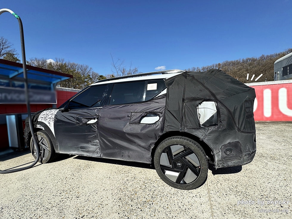 넥쏘 2세대 '이니시움', 고속도로 위장막 테스트카로 포착! - 어느 화창한 날, 고속도로 휴게소 수소 충전소에서 충전을 위해 정차해 있는 테스트카! 예상치 못한 광경을 목격했습니다. 🌞작년 말, 현대자동차에서 공개한 2세대 넥쏘 콘셉트카 '이니시움'의 실물을 마주한 듯한 설렘이 가득했습니다. 🚘 현대수소전기차 넥쏘2세대 위장막테스트카