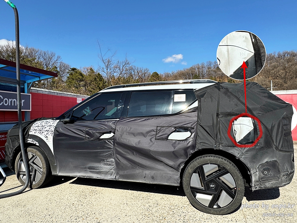 넥쏘 2세대 '이니시움', 고속도로 위장막 테스트카로 포착! - 어느 화창한 날, 고속도로 휴게소 수소 충전소에서 충전을 위해 정차해 있는 테스트카! 예상치 못한 광경을 목격했습니다. 🌞작년 말, 현대자동차에서 공개한 2세대 넥쏘 콘셉트카 '이니시움'의 실물을 마주한 듯한 설렘이 가득했습니다. 🚘 현대수소전기차 넥쏘2세대 위장막테스트카