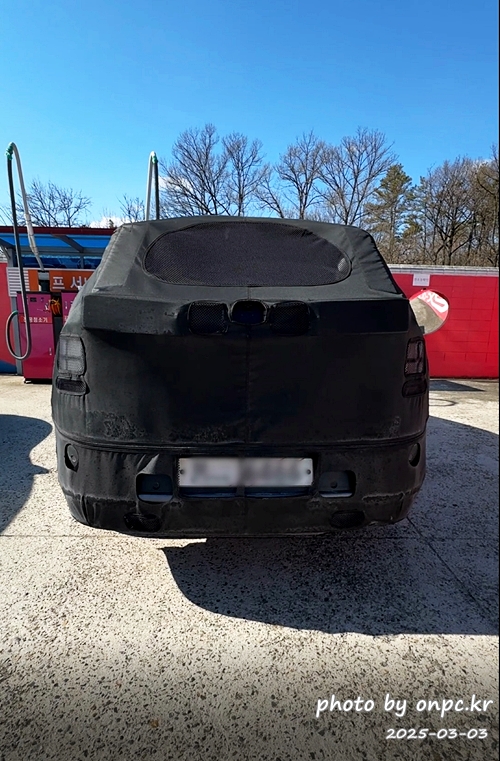 넥쏘 2세대 '이니시움', 고속도로 위장막 테스트카로 포착! - 어느 화창한 날, 고속도로 휴게소 수소 충전소에서 충전을 위해 정차해 있는 테스트카! 예상치 못한 광경을 목격했습니다. 🌞작년 말, 현대자동차에서 공개한 2세대 넥쏘 콘셉트카 '이니시움'의 실물을 마주한 듯한 설렘이 가득했습니다. 🚘 현대수소전기차 넥쏘2세대 위장막테스트카