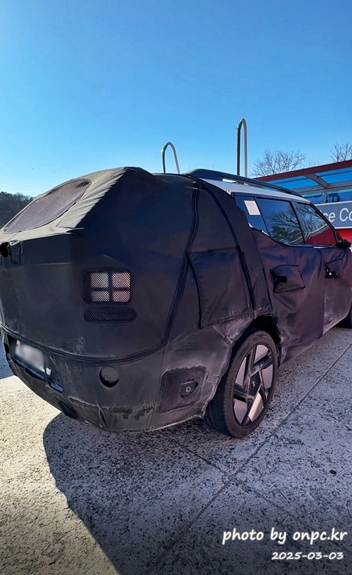 넥쏘 2세대 '이니시움', 고속도로 위장막 테스트카로 포착! - 어느 화창한 날, 고속도로 휴게소 수소 충전소에서 충전을 위해 정차해 있는 테스트카! 예상치 못한 광경을 목격했습니다. 🌞작년 말, 현대자동차에서 공개한 2세대 넥쏘 콘셉트카 '이니시움'의 실물을 마주한 듯한 설렘이 가득했습니다. 🚘 현대수소전기차 넥쏘2세대 위장막테스트카