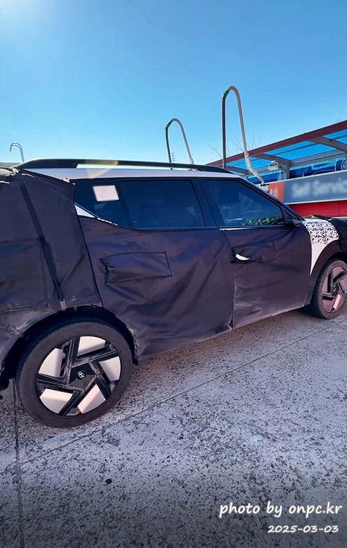 넥쏘 2세대 '이니시움', 고속도로 위장막 테스트카로 포착! - 어느 화창한 날, 고속도로 휴게소 수소 충전소에서 충전을 위해 정차해 있는 테스트카! 예상치 못한 광경을 목격했습니다. 🌞작년 말, 현대자동차에서 공개한 2세대 넥쏘 콘셉트카 '이니시움'의 실물을 마주한 듯한 설렘이 가득했습니다. 🚘 현대수소전기차 넥쏘2세대 위장막테스트카