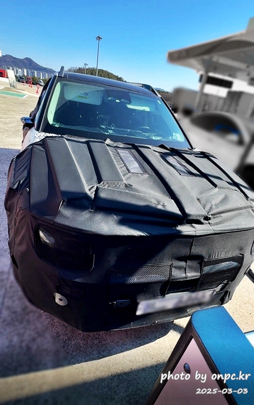 넥쏘 2세대 '이니시움', 고속도로 위장막 테스트카로 포착! - 어느 화창한 날, 고속도로 휴게소 수소 충전소에서 충전을 위해 정차해 있는 테스트카! 예상치 못한 광경을 목격했습니다. 🌞작년 말, 현대자동차에서 공개한 2세대 넥쏘 콘셉트카 '이니시움'의 실물을 마주한 듯한 설렘이 가득했습니다. 🚘 현대수소전기차 넥쏘2세대 위장막테스트카