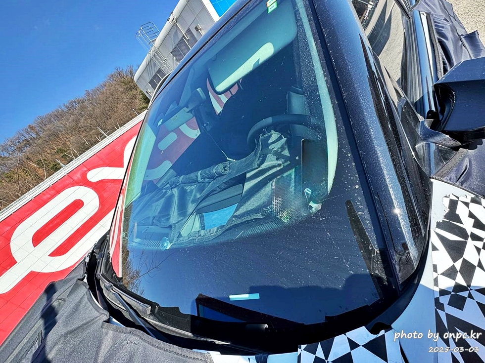 넥쏘 2세대 '이니시움', 고속도로 위장막 테스트카로 포착! - 어느 화창한 날, 고속도로 휴게소 수소 충전소에서 충전을 위해 정차해 있는 테스트카! 예상치 못한 광경을 목격했습니다. 🌞작년 말, 현대자동차에서 공개한 2세대 넥쏘 콘셉트카 '이니시움'의 실물을 마주한 듯한 설렘이 가득했습니다. 🚘 현대수소전기차 넥쏘2세대 위장막테스트카