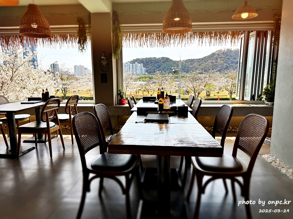 태화강국가정원이 한눈에! 뷰맛집 태국음식 전문점, 바이누사 - 따사로운 봄날, 벚꽃이 만개했던 어느 날, 친구들과의 모임 장소로 태화강국가정원이 한눈에 내려다보이는 뷰 맛집, 바이누사를 찾았어요.'작은 맛의 섬'이라는 이름처럼 소박하지만 정성 가득한 동남아시아 음식과 아름다운 풍경이 어우러진 곳이었답니다. 태화강국가정원이 한눈에! 뷰맛집 태국음식 전문점, 바이누사