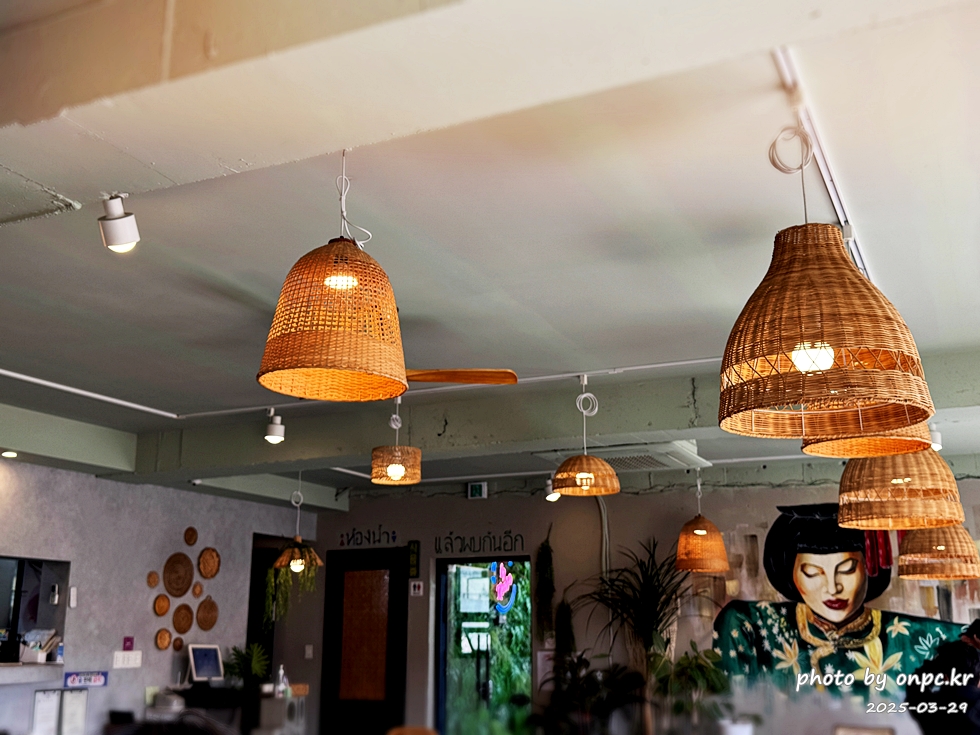 태화강국가정원이 한눈에! 뷰맛집 태국음식 전문점, 바이누사 - 따사로운 봄날, 벚꽃이 만개했던 어느 날, 친구들과의 모임 장소로 태화강국가정원이 한눈에 내려다보이는 뷰 맛집, 바이누사를 찾았어요.'작은 맛의 섬'이라는 이름처럼 소박하지만 정성 가득한 동남아시아 음식과 아름다운 풍경이 어우러진 곳이었답니다. 태화강국가정원이 한눈에! 뷰맛집 태국음식 전문점, 바이누사