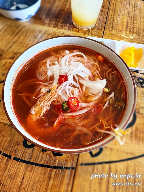 태화강국가정원이 한눈에! 뷰맛집 태국음식 전문점, 바이누사 - 따사로운 봄날, 벚꽃이 만개했던 어느 날, 친구들과의 모임 장소로 태화강국가정원이 한눈에 내려다보이는 뷰 맛집, 바이누사를 찾았어요.'작은 맛의 섬'이라는 이름처럼 소박하지만 정성 가득한 동남아시아 음식과 아름다운 풍경이 어우러진 곳이었답니다. 태화강국가정원이 한눈에! 뷰맛집 태국음식 전문점, 바이누사