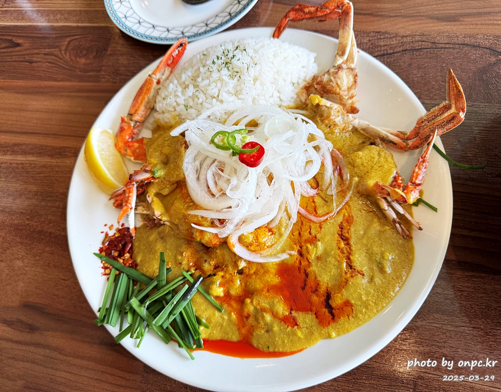 태화강국가정원이 한눈에! 뷰맛집 태국음식 전문점, 바이누사 - 따사로운 봄날, 벚꽃이 만개했던 어느 날, 친구들과의 모임 장소로 태화강국가정원이 한눈에 내려다보이는 뷰 맛집, 바이누사를 찾았어요.'작은 맛의 섬'이라는 이름처럼 소박하지만 정성 가득한 동남아시아 음식과 아름다운 풍경이 어우러진 곳이었답니다. 태화강국가정원이 한눈에! 뷰맛집 태국음식 전문점, 바이누사