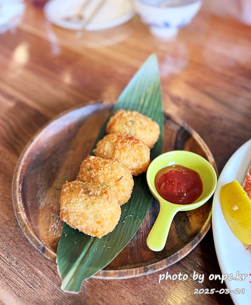 태화강국가정원이 한눈에! 뷰맛집 태국음식 전문점, 바이누사 - 따사로운 봄날, 벚꽃이 만개했던 어느 날, 친구들과의 모임 장소로 태화강국가정원이 한눈에 내려다보이는 뷰 맛집, 바이누사를 찾았어요.'작은 맛의 섬'이라는 이름처럼 소박하지만 정성 가득한 동남아시아 음식과 아름다운 풍경이 어우러진 곳이었답니다. 태화강국가정원이 한눈에! 뷰맛집 태국음식 전문점, 바이누사