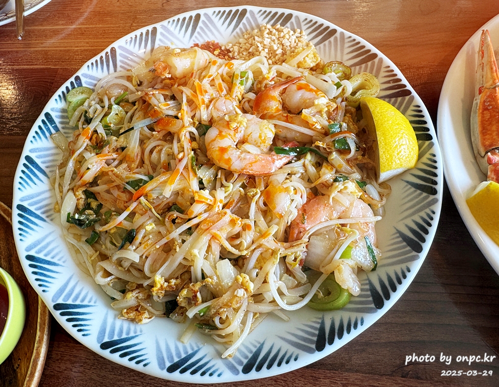 태화강국가정원이 한눈에! 뷰맛집 태국음식 전문점, 바이누사 - 따사로운 봄날, 벚꽃이 만개했던 어느 날, 친구들과의 모임 장소로 태화강국가정원이 한눈에 내려다보이는 뷰 맛집, 바이누사를 찾았어요.'작은 맛의 섬'이라는 이름처럼 소박하지만 정성 가득한 동남아시아 음식과 아름다운 풍경이 어우러진 곳이었답니다. 태화강국가정원이 한눈에! 뷰맛집 태국음식 전문점, 바이누사