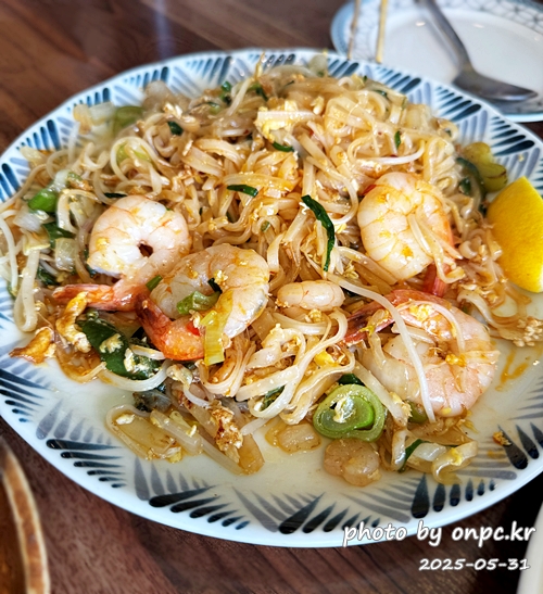 태화강국가정원이 한눈에! 뷰맛집 태국음식 전문점, 바이누사 - 따사로운 봄날, 벚꽃이 만개했던 어느 날, 친구들과의 모임 장소로 태화강국가정원이 한눈에 내려다보이는 뷰 맛집, 바이누사를 찾았어요.'작은 맛의 섬'이라는 이름처럼 소박하지만 정성 가득한 동남아시아 음식과 아름다운 풍경이 어우러진 곳이었답니다. 태화강국가정원이 한눈에! 뷰맛집 태국음식 전문점, 바이누사