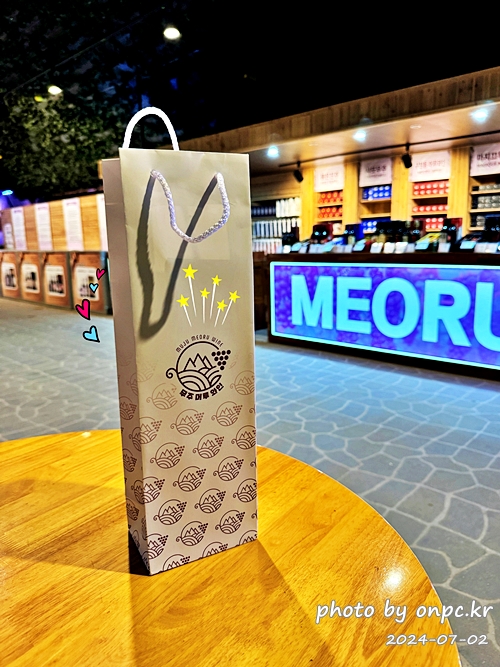 무주 머루와인동굴, 한여름에도 시원한 와인 테마 여행! 🍷🍇 - 안녕하세요!오늘은 무주 여행의 필수 코스이자 한여름 더위도 잊게 해주는 무주 머루와인동굴 방문 후기를 들려드릴게요.적상산 안에 숨어있는 이 특별한 와인 양조장은 볼거리, 즐길 거리가 가득하답니다! 무주 머루와인동굴 샤또무주프리미엄와인
