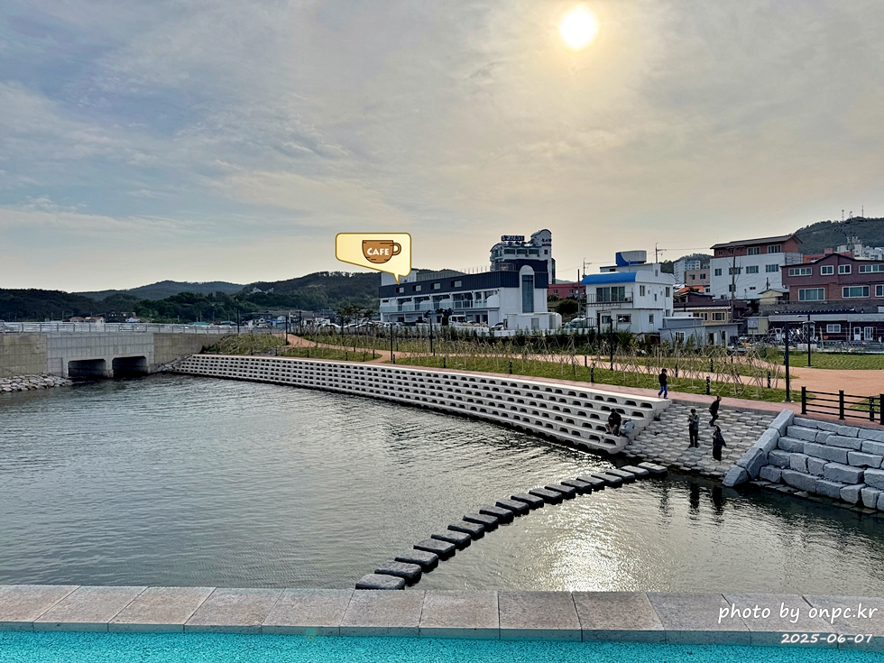 감포항 수족관 카페 투썸플레이스에서 힐링! 🌊🐠 경주에도 바다가? - 경주라고 하면 보통 불국사, 첨성대 같은 문화재가 먼저 떠오르죠. 그런데 의외로 경주에도 시원한 바다가 있다는 사실! 🌊햇살이 따스하게 내리쬐던 어느 여름날,저는 바다와 함께 시간을 보낼 수 있는 특별한 카페를 찾아 나섰습니다.경주시 감포항 바닷가에 자리한 바다를 곁에 둔 투썸플레이스 감포점, 그곳에서 예상치 못한 힐링을 경험했어요. 감포항 수족관 카페 투썸플레이스에서 힐링! 🌊🐠 경주에도 바다가?