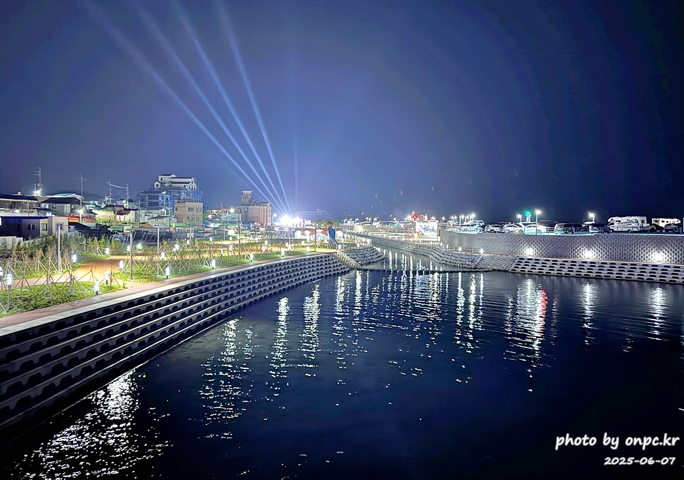 감포항 수족관 카페 투썸플레이스에서 힐링! 🌊🐠 경주에도 바다가? - 경주라고 하면 보통 불국사, 첨성대 같은 문화재가 먼저 떠오르죠. 그런데 의외로 경주에도 시원한 바다가 있다는 사실! 🌊햇살이 따스하게 내리쬐던 어느 여름날,저는 바다와 함께 시간을 보낼 수 있는 특별한 카페를 찾아 나섰습니다.경주시 감포항 바닷가에 자리한 바다를 곁에 둔 투썸플레이스 감포점, 그곳에서 예상치 못한 힐링을 경험했어요. 감포항 수족관 카페 투썸플레이스에서 힐링! 🌊🐠 경주에도 바다가?