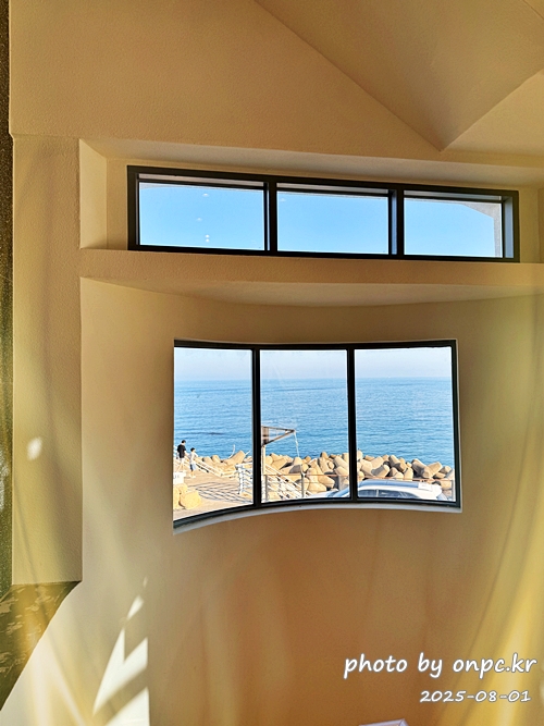 감포항 수족관 카페 투썸플레이스에서 힐링! 🌊🐠 경주에도 바다가? - 경주라고 하면 보통 불국사, 첨성대 같은 문화재가 먼저 떠오르죠. 그런데 의외로 경주에도 시원한 바다가 있다는 사실! 🌊햇살이 따스하게 내리쬐던 어느 여름날,저는 바다와 함께 시간을 보낼 수 있는 특별한 카페를 찾아 나섰습니다.경주시 감포항 바닷가에 자리한 바다를 곁에 둔 투썸플레이스 감포점, 그곳에서 예상치 못한 힐링을 경험했어요. 감포항 수족관 카페 투썸플레이스에서 힐링! 🌊🐠 경주에도 바다가?