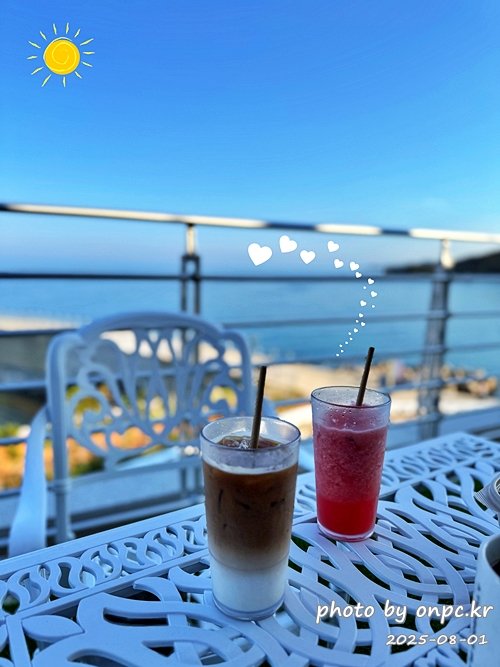 감포항 수족관 카페 투썸플레이스에서 힐링! 🌊🐠 경주에도 바다가? - 경주라고 하면 보통 불국사, 첨성대 같은 문화재가 먼저 떠오르죠. 그런데 의외로 경주에도 시원한 바다가 있다는 사실! 🌊햇살이 따스하게 내리쬐던 어느 여름날,저는 바다와 함께 시간을 보낼 수 있는 특별한 카페를 찾아 나섰습니다.경주시 감포항 바닷가에 자리한 바다를 곁에 둔 투썸플레이스 감포점, 그곳에서 예상치 못한 힐링을 경험했어요. 감포항 수족관 카페 투썸플레이스에서 힐링! 🌊🐠 경주에도 바다가?