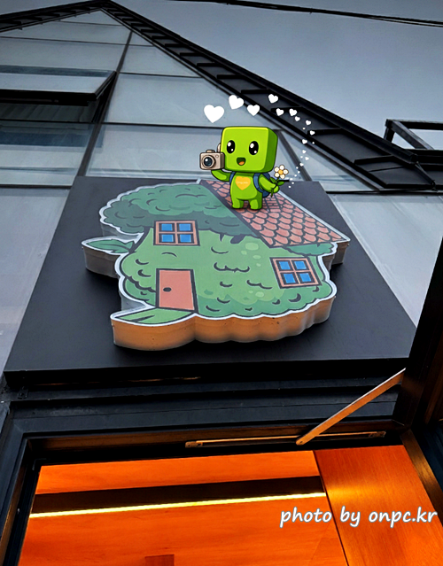 🥦 포항 브로콜리커피숍 후기 (모토사이클 스탬프투어 명소) 🛵 - 비가 추적추적 내리던 어느 날,포항 바닷가를 따라 드라이브를 하다가 초록 브로콜리 캐릭터가 귀엽게 반겨주는 작은 카페를 발견했어요! 🥦 포항 브로콜리커피숍 후기 (모토사이클 스탬프투어 명소) 🛵