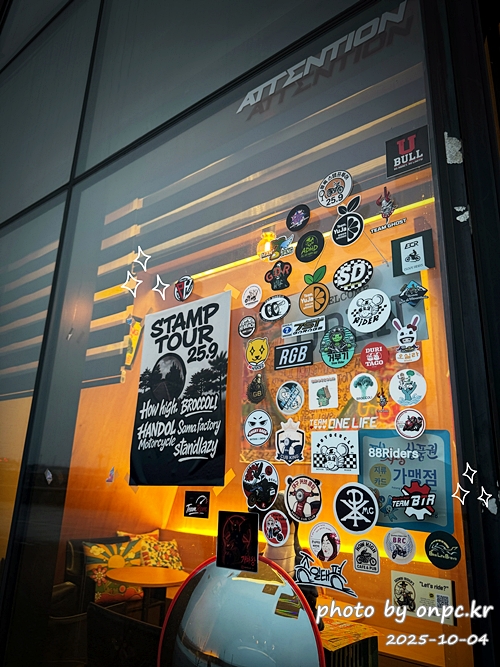 🥦 포항 브로콜리커피숍 후기 (모토사이클 스탬프투어 명소) 🛵 - 비가 추적추적 내리던 어느 날,포항 바닷가를 따라 드라이브를 하다가 초록 브로콜리 캐릭터가 귀엽게 반겨주는 작은 카페를 발견했어요! 🥦 포항 브로콜리커피숍 후기 (모토사이클 스탬프투어 명소) 🛵