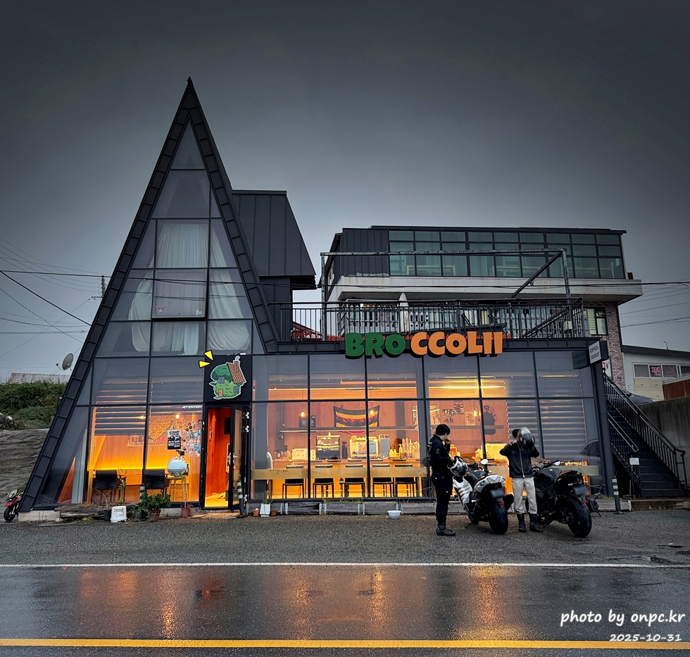 🥦 포항 브로콜리커피숍 후기 (모토사이클 스탬프투어 명소) 🛵 - 비가 추적추적 내리던 어느 날,포항 바닷가를 따라 드라이브를 하다가 초록 브로콜리 캐릭터가 귀엽게 반겨주는 작은 카페를 발견했어요! 🥦 포항 브로콜리커피숍 후기 (모토사이클 스탬프투어 명소) 🛵