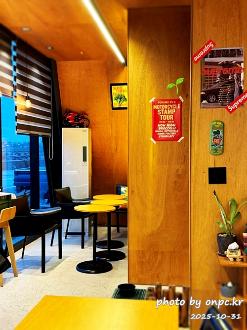 🥦 포항 브로콜리커피숍 후기 (모토사이클 스탬프투어 명소) 🛵 - 비가 추적추적 내리던 어느 날,포항 바닷가를 따라 드라이브를 하다가 초록 브로콜리 캐릭터가 귀엽게 반겨주는 작은 카페를 발견했어요! 🥦 포항 브로콜리커피숍 후기 (모토사이클 스탬프투어 명소) 🛵