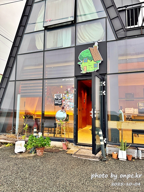 🥦 포항 브로콜리커피숍 후기 (모토사이클 스탬프투어 명소) 🛵 - 비가 추적추적 내리던 어느 날,포항 바닷가를 따라 드라이브를 하다가 초록 브로콜리 캐릭터가 귀엽게 반겨주는 작은 카페를 발견했어요! 🥦 포항 브로콜리커피숍 후기 (모토사이클 스탬프투어 명소) 🛵