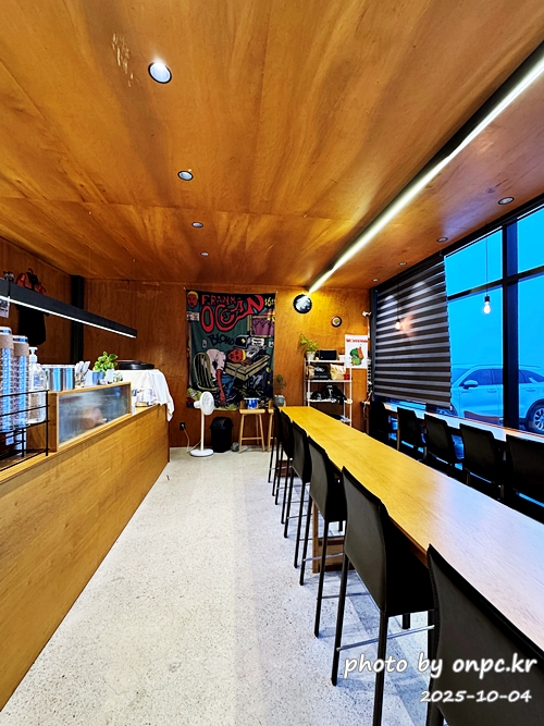 🥦 포항 브로콜리커피숍 후기 (모토사이클 스탬프투어 명소) 🛵 - 비가 추적추적 내리던 어느 날,포항 바닷가를 따라 드라이브를 하다가 초록 브로콜리 캐릭터가 귀엽게 반겨주는 작은 카페를 발견했어요! 🥦 포항 브로콜리커피숍 후기 (모토사이클 스탬프투어 명소) 🛵