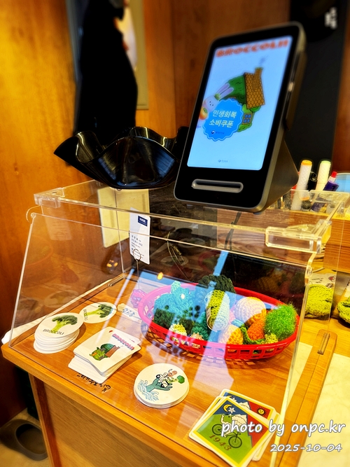 🥦 포항 브로콜리커피숍 후기 (모토사이클 스탬프투어 명소) 🛵 - 비가 추적추적 내리던 어느 날,포항 바닷가를 따라 드라이브를 하다가 초록 브로콜리 캐릭터가 귀엽게 반겨주는 작은 카페를 발견했어요! 🥦 포항 브로콜리커피숍 후기 (모토사이클 스탬프투어 명소) 🛵