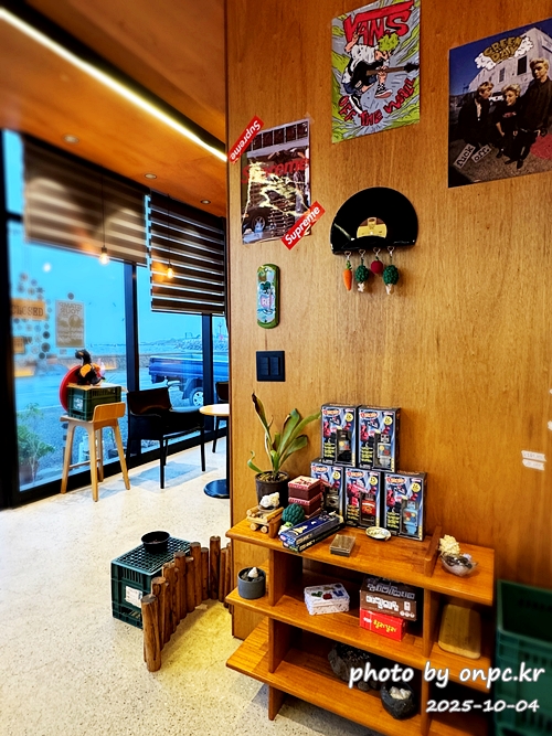 🥦 포항 브로콜리커피숍 후기 (모토사이클 스탬프투어 명소) 🛵 - 비가 추적추적 내리던 어느 날,포항 바닷가를 따라 드라이브를 하다가 초록 브로콜리 캐릭터가 귀엽게 반겨주는 작은 카페를 발견했어요! 🥦 포항 브로콜리커피숍 후기 (모토사이클 스탬프투어 명소) 🛵