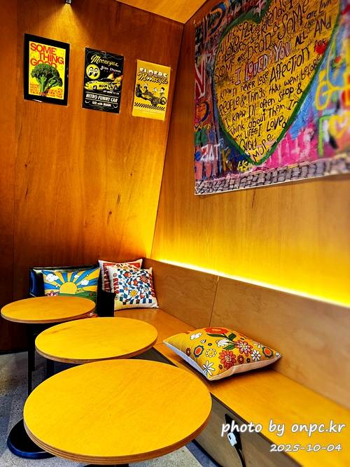 🥦 포항 브로콜리커피숍 후기 (모토사이클 스탬프투어 명소) 🛵 - 비가 추적추적 내리던 어느 날,포항 바닷가를 따라 드라이브를 하다가 초록 브로콜리 캐릭터가 귀엽게 반겨주는 작은 카페를 발견했어요! 🥦 포항 브로콜리커피숍 후기 (모토사이클 스탬프투어 명소) 🛵