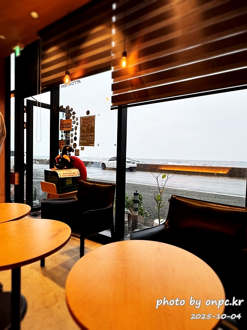 🥦 포항 브로콜리커피숍 후기 (모토사이클 스탬프투어 명소) 🛵 - 비가 추적추적 내리던 어느 날,포항 바닷가를 따라 드라이브를 하다가 초록 브로콜리 캐릭터가 귀엽게 반겨주는 작은 카페를 발견했어요! 🥦 포항 브로콜리커피숍 후기 (모토사이클 스탬프투어 명소) 🛵