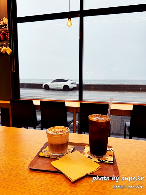 🥦 포항 브로콜리커피숍 후기 (모토사이클 스탬프투어 명소) 🛵 - 비가 추적추적 내리던 어느 날,포항 바닷가를 따라 드라이브를 하다가 초록 브로콜리 캐릭터가 귀엽게 반겨주는 작은 카페를 발견했어요! 🥦 포항 브로콜리커피숍 후기 (모토사이클 스탬프투어 명소) 🛵