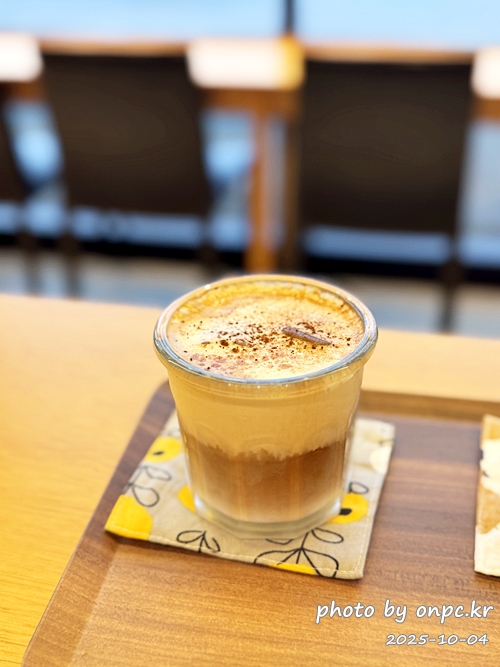 🥦 포항 브로콜리커피숍 후기 (모토사이클 스탬프투어 명소) 🛵 - 비가 추적추적 내리던 어느 날,포항 바닷가를 따라 드라이브를 하다가 초록 브로콜리 캐릭터가 귀엽게 반겨주는 작은 카페를 발견했어요! 🥦 포항 브로콜리커피숍 후기 (모토사이클 스탬프투어 명소) 🛵