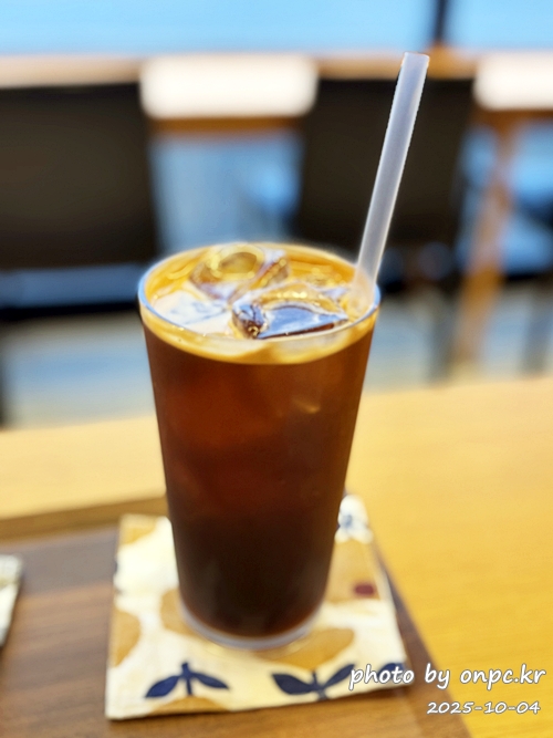 🥦 포항 브로콜리커피숍 후기 (모토사이클 스탬프투어 명소) 🛵 - 비가 추적추적 내리던 어느 날,포항 바닷가를 따라 드라이브를 하다가 초록 브로콜리 캐릭터가 귀엽게 반겨주는 작은 카페를 발견했어요! 🥦 포항 브로콜리커피숍 후기 (모토사이클 스탬프투어 명소) 🛵