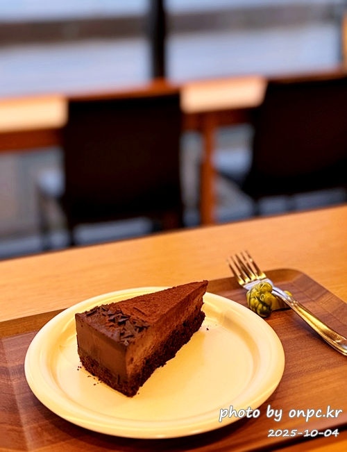 🥦 포항 브로콜리커피숍 후기 (모토사이클 스탬프투어 명소) 🛵 - 비가 추적추적 내리던 어느 날,포항 바닷가를 따라 드라이브를 하다가 초록 브로콜리 캐릭터가 귀엽게 반겨주는 작은 카페를 발견했어요! 🥦 포항 브로콜리커피숍 후기 (모토사이클 스탬프투어 명소) 🛵