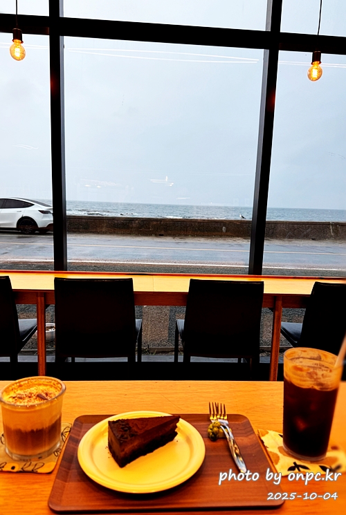 🥦 포항 브로콜리커피숍 후기 (모토사이클 스탬프투어 명소) 🛵 - 비가 추적추적 내리던 어느 날,포항 바닷가를 따라 드라이브를 하다가 초록 브로콜리 캐릭터가 귀엽게 반겨주는 작은 카페를 발견했어요! 🥦 포항 브로콜리커피숍 후기 (모토사이클 스탬프투어 명소) 🛵