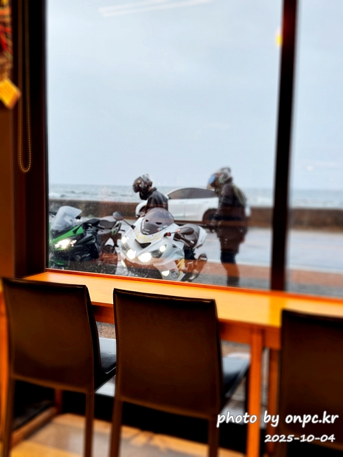 🥦 포항 브로콜리커피숍 후기 (모토사이클 스탬프투어 명소) 🛵 - 비가 추적추적 내리던 어느 날,포항 바닷가를 따라 드라이브를 하다가 초록 브로콜리 캐릭터가 귀엽게 반겨주는 작은 카페를 발견했어요! 🥦 포항 브로콜리커피숍 후기 (모토사이클 스탬프투어 명소) 🛵