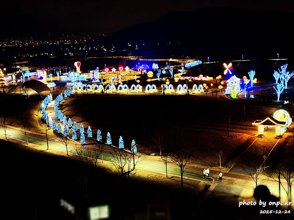🌟 양산의 겨울밤을 수놓은 별빛 축제! 제3회 황산공원 불빛정원 ✨ (2025-2026) - 아름다운 야경에 더해 무료로 즐길 수 있다는 점까지, 겨울밤에 꼭 한 번은 들러볼 만한 장소로 강력 추천합니다.양산 황산공원 불빛정원에서 빛으로 가득한 겨울밤 추억 하나 남겨보세요 🌙✨ 양산 황산공원 불빛정원
