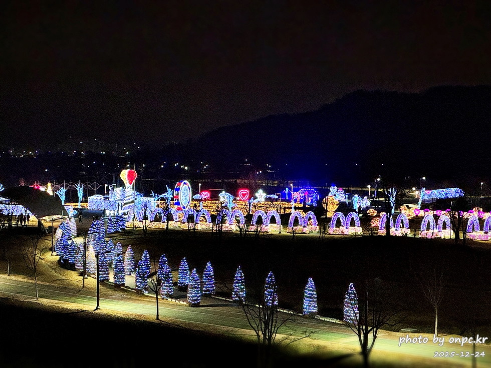 🌟 양산의 겨울밤을 수놓은 별빛 축제! 제3회 황산공원 불빛정원 ✨ (2025-2026) - 아름다운 야경에 더해 무료로 즐길 수 있다는 점까지, 겨울밤에 꼭 한 번은 들러볼 만한 장소로 강력 추천합니다.양산 황산공원 불빛정원에서 빛으로 가득한 겨울밤 추억 하나 남겨보세요 🌙✨ 양산 황산공원 불빛정원