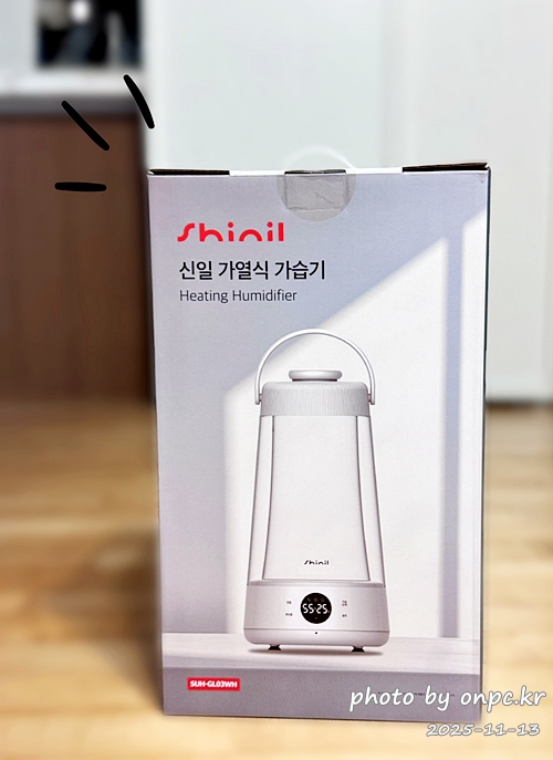 💧 겨울철 필수템! 촉촉하고 따뜻하게 신일 가열식 유리 가습기 사용 후기와 관리법 - 안녕하세요. 찬 바람이 불어 실내가 건조해지는 겨울이 왔어요. ❄겨울만 되면 가습기를 틀어도 입술은 늘 트고, 피부는 계속 건조했어요.“분명 가습기는 켜놨는데 왜 이렇게 마르지?”매년 같은 고민을 반복하다가 이번 겨울엔 아예 가습기 방식을 바꿔보기로 했어요. 💧 겨울철 필수템! 촉촉하고 따뜻하게 신일 가열식 유리 가습기 사용 후기와 관리법