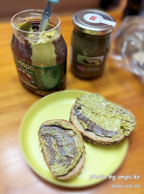 💚 코스트코 두쫀쿠 쇼핑 후기! 피스타치오 열풍 속에서 건져온 최애템 총정리 🛒 - 요즘 전국이 두쫀쿠로 들썩이고 있죠.코스트코 매장 들어가자마자 초록빛 제품들이 눈에 확 들어오는 순간…“아, 여기도 시작이구나.” 싶었어요 🌿 💚 코스트코 두쫀쿠 쇼핑 후기! 피스타치오 열풍 속에서 건져온 최애템 총정리 🛒