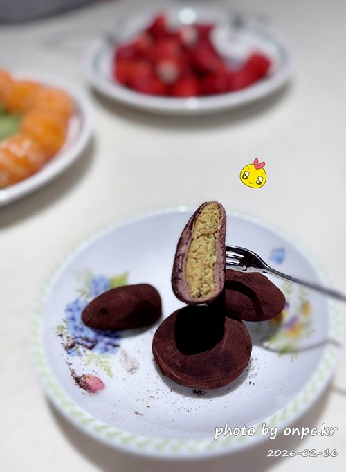 💚 코스트코 두쫀쿠 쇼핑 후기! 피스타치오 열풍 속에서 건져온 최애템 총정리 🛒 - 요즘 전국이 두쫀쿠로 들썩이고 있죠.코스트코 매장 들어가자마자 초록빛 제품들이 눈에 확 들어오는 순간…“아, 여기도 시작이구나.” 싶었어요 🌿 💚 코스트코 두쫀쿠 쇼핑 후기! 피스타치오 열풍 속에서 건져온 최애템 총정리 🛒